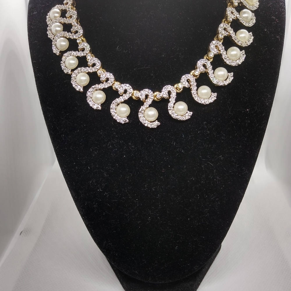 Beautiful rhinestones and faux pearls Necklace